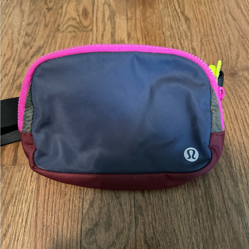 Lululemon Belt Bag navy & pink